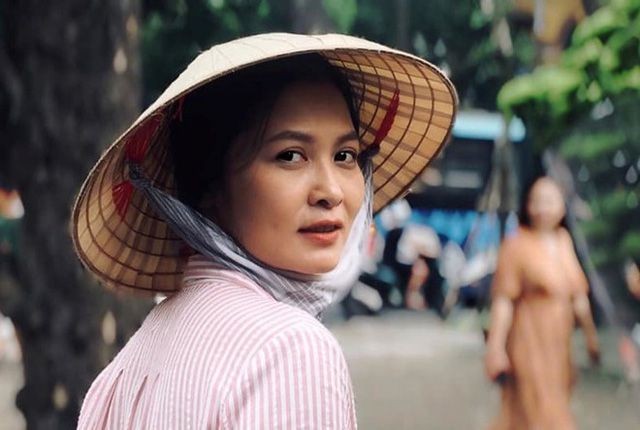 Thúy Hà “Về nhà đi con” trong vai diễn cô Hạnh bán hoa.