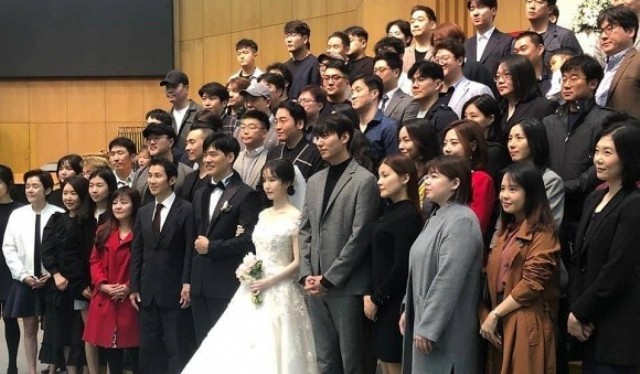 Lee Min Ho đứng cạnh cô dâu hút hết mọi ánh nhìn.