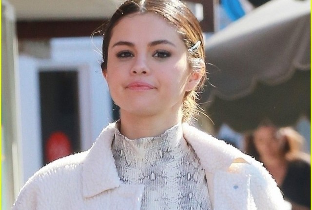 Selena Gomez giản dị đi ăn trưa tại Brentwood Country Mart ở Los Angeles ngày 5/11, theo giờ địa phương.