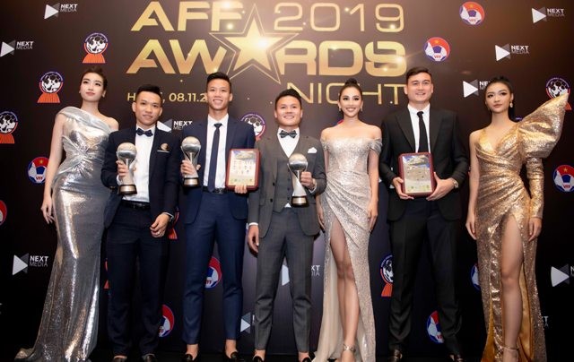Dàn Hoa hậu, Á hậu bên cạnh các cầu thủ đội tuyển Việt Nam.