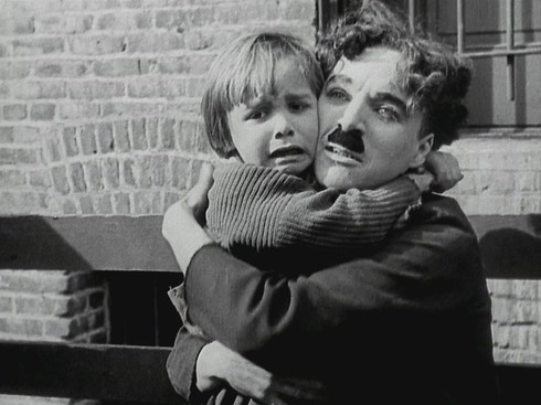 Jackia Coogan và Charlie Chaplin trong phim The Kid