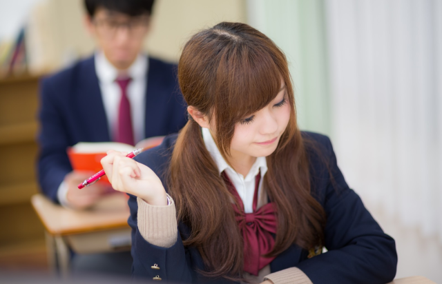 Hội đồng Giáo dục tỉnh Gifu (Nhật Bản) vừa đưa ra quyết định bãi bỏ quy định bắt học sinh để tóc đen, mặc đồ lót trắng