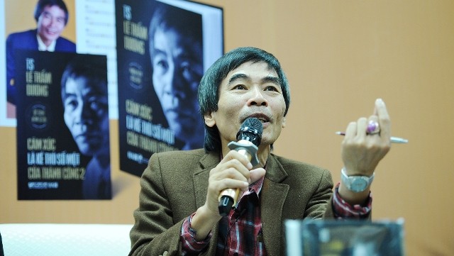 TS Lê Thẩm Dương tại họp báo ra mắt sách.