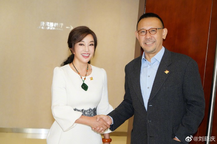 Lưu Hiểu Khánh bắt tay khi gặp lại tình cũ sau 25 năm.