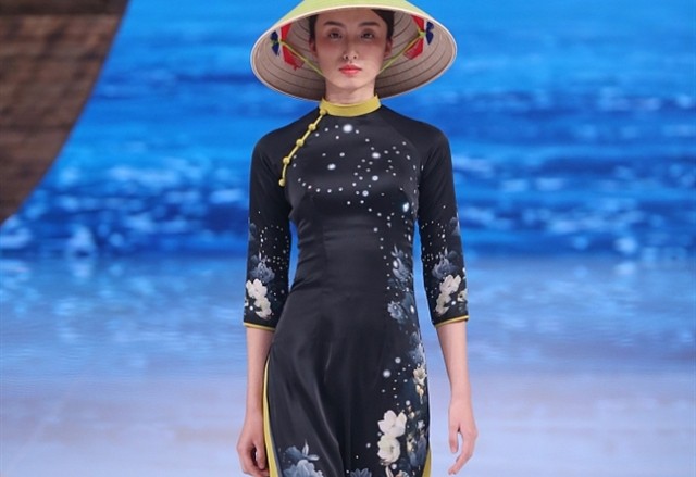 Hình ảnh bộ trang phục được chú thích là "Phong cách Trung Quốc".