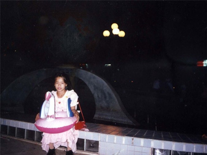 Hồi nhỏ, Nhật Kim Anh ăn mặc điệu đà và sở hữu làn da ngăm đen.