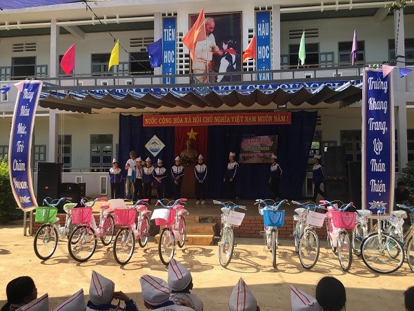 Đoàn thiện nguyên đến từ TP HCM tặng 300 áo ấm và 11 chiếc xe đạp cho các em học sinh trường TH – THCS Võ Nguyên Giáp


