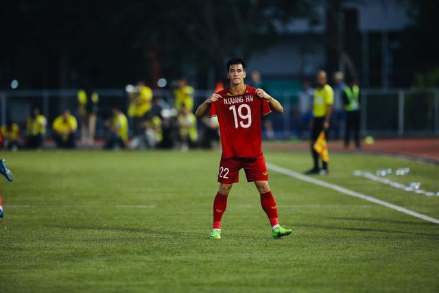 Hình ảnh đẹp sau trận đấu khi tiền đạo Tiến Linh cầm áo của tiền vệ Quang Hải, người đã phải vắng mặt trong trận đấu do chấn thương.