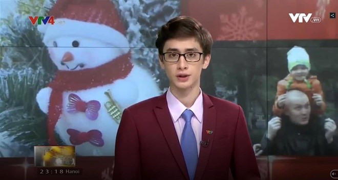 MC điển trai dẫn dắt bản tin trên VTV4 số phát sóng ngày 30/12/2017.Ảnh cắt từ clip.