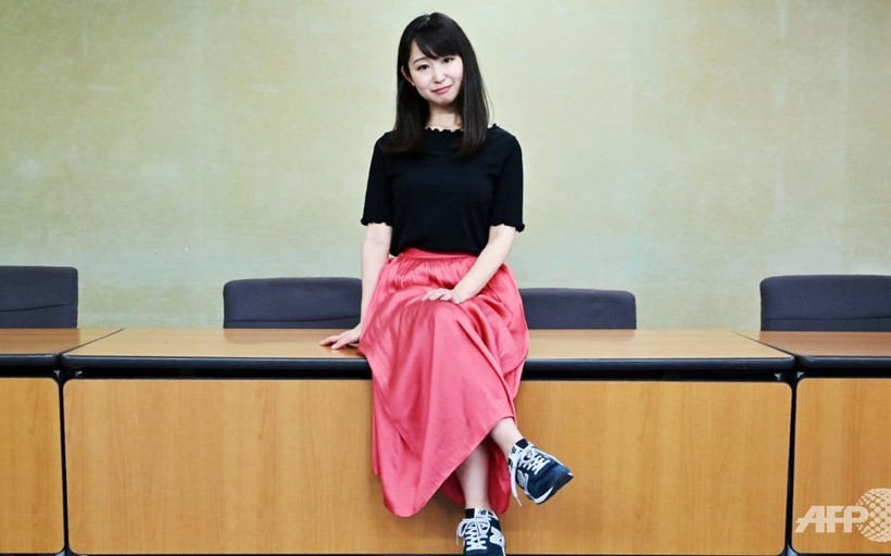 Diễn viên kiêm nhà văn tự do Yumi Ishikawa từng mở ra chiến dịch chống lại quy định bắt buộc mang giày cao gót nơi công sở. Ảnh: Savvy Tokyo..