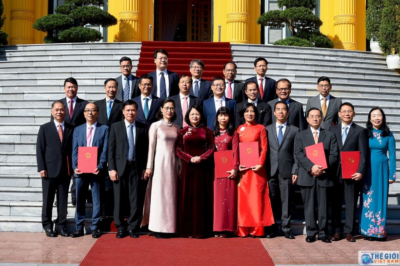Phó Chủ tịch nước Đặng Thị Ngọc Thịnh chụp ảnh lưu niệm với các Đại sứ.