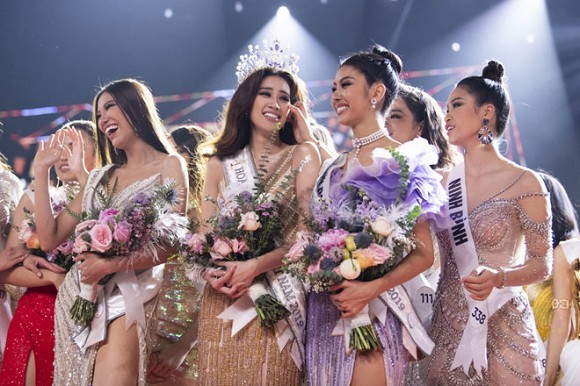 Khánh Vân là Hoa hậu Hoàn vũ Việt Nam 2019, Kim Duyên - Á hậu 1, Thúy Vân - Á hậu 2.
