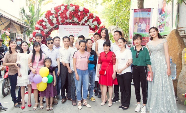 Hoa hậu Tiểu Vy chúc phúc cho 100 cặp đôi
khuyết tật.