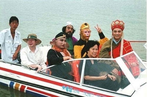 Nữ đạo diễn Dương Khiết cùng bốn thầy trò Đường Tăng ngồi ca nô qua đảo quay phim cách đây gần 30 năm.

 