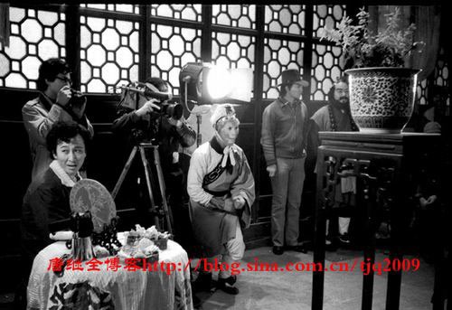 Cảnh quay tại dịch quán của Tây Lương nữ quốc - Tôn Ngộ Không (Lục Tiểu Linh Đồng) chuẩn bị diễn. Bên trái là phó đạo diễn Tuần Hạo.