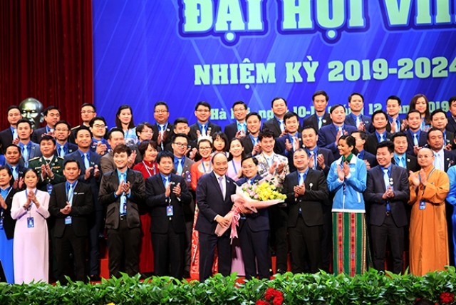 Thủ tướng Chính phủ Nguyễn Xuân Phúc tặng hoa chúc mừng 137 anh, chị tham gia Ủy ban Trung ương Hội LHTN Việt Nam khóa VIII.

