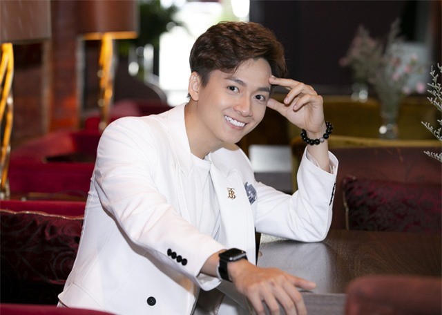 Ngô Kiến Huy hiện đang là ca sĩ, MC đắt giá của showbiz Việt.