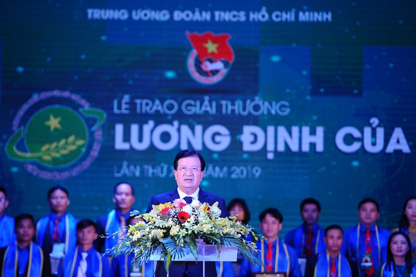 Phó Thủ tướng chính phủ Trịnh Đình Dũng biểu dương 34 thanh niên nông thôn trong Lễ trao giải Lương Định Của.