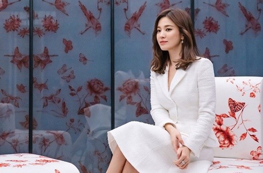 Truyền thông Trung Quốc đoán Song Hye Kyo quay lại với Song Joong Ki vì chiếc nhẫn mà cô đeo.