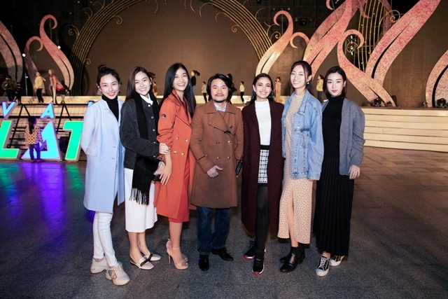 Dàn người đẹp cùng tổng đạo diễn Hoàng Nhật Nam tổng duyệt chương trình.
