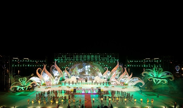 Lễ khai mạc Festival Hoa Đà Lạt trong sân khấu hoàng tráng.