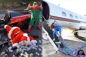 Một trong những hình ảnh gây cười nhất do tài khoản @ sparky18888 chia sẻ là cảnh ông già Noel ngã xuống mặt đường từ một chiếc siêu xe, với rất nhiều ngoại tệ xung quanh.