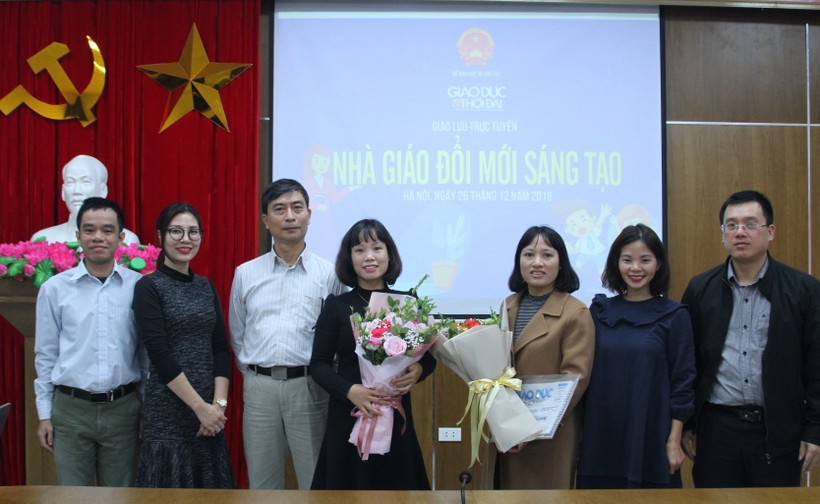Hai khách mời, cô Nguyễn Phương Thanh và cô Nguyễn Thị Chiến,  cùng đại diện lãnh đạo và biên tập viên Báo Giáo dục và Thời đại. Ảnh: Bá Hải
