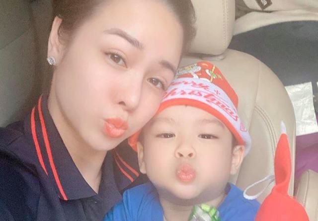 Nhật Kim Anh khoe những bức hình chụp cùng con trai nhân dịp giáng sinh 2019.  