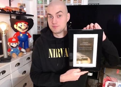 Chàng trai trẻ được YouTube trao tặng Bảng Vàng.
