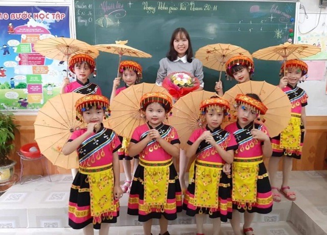 Cô giáo Lê Thị Thu – Giáo viên trường Tiểu học Xuân Tân (Nam Định) cùng các em học sinh.