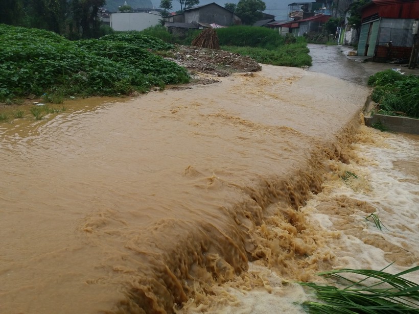 Mưa lớn gây ngập úng nhiều tuyến đường thị trấn Mèo Vạc