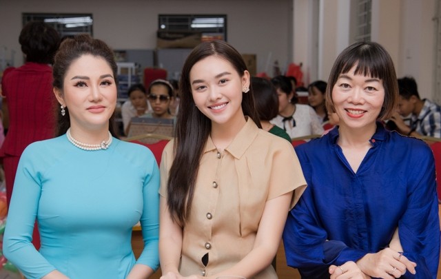 Á hậu Tường San cùng mẹ và Hoa hậu Doanh nhân Đặng Thị Xuân Hương.