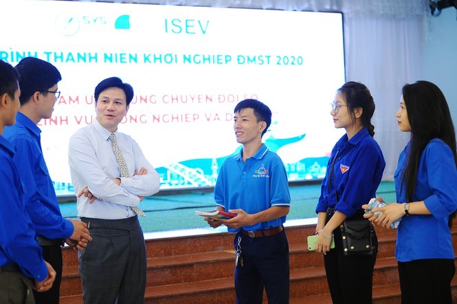 Ông Nguyễn Đức Tùng, Giám đốc Trung tâm Hỗ trợ thanh niên khởi nghiệp (SYS) trao đổi với đoàn viên, thanh niên khởi nghiệp tỉnh Nghệ An.