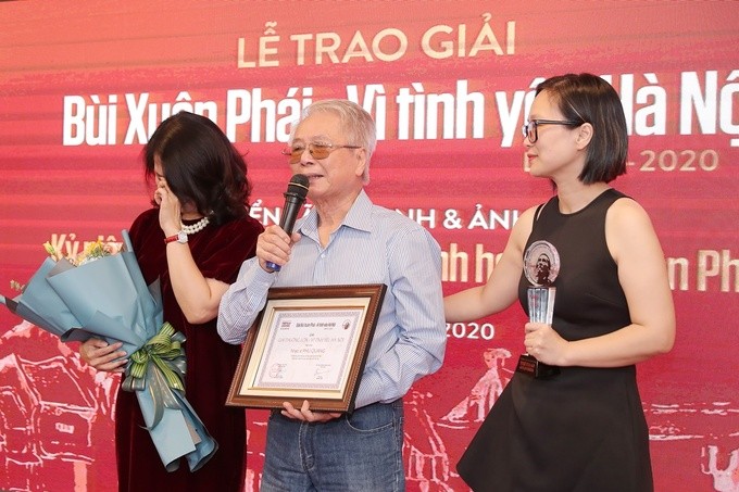 Gia đình nhạc sĩ Phú Quang lên nhận "Giải thưởng Lớn" Bùi Xuân Phái.