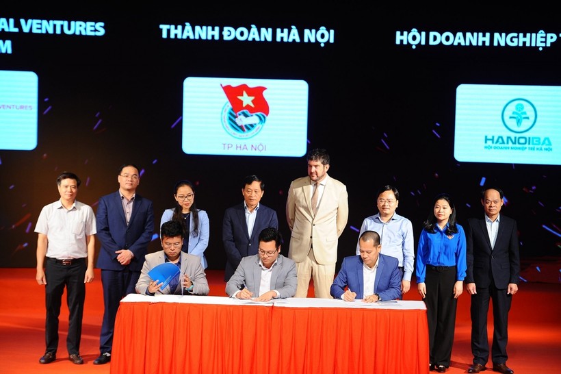 Lễ ký kết thỏa thuận hợp tác Liên minh Quốc tế Kết nối Hệ sinh thái khởi nghiệp sáng tạo Thủ đô giữa Thành đoàn Hà Nội- Hội Doanh nghiệp trẻ Hà Nội- Công ty Cổ phần VietChallenge.