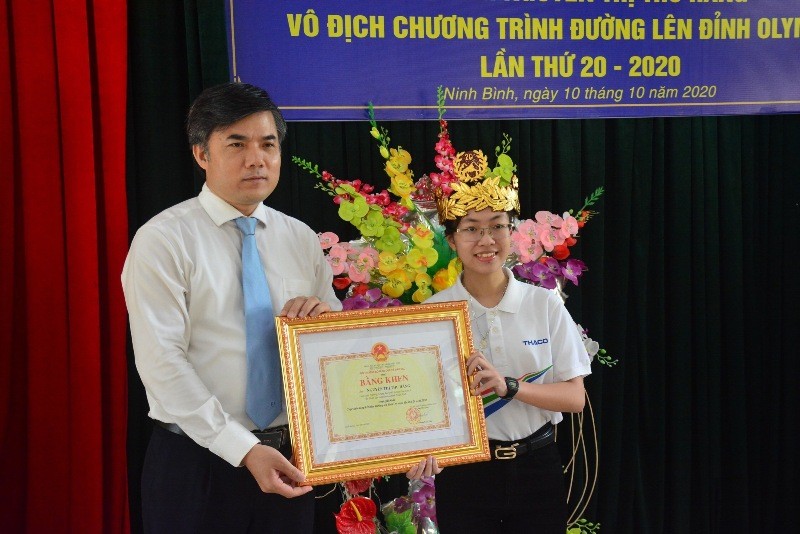 Ông Bùi Văn Linh - Vụ trưởng Vụ Giáo dục Chính trị và công tác HSSV trao bằng khen của Bộ trưởng Bộ GD&ĐT cho Nguyễn Thị Thu Hằng.