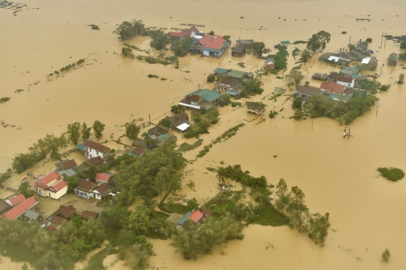 Nhiều vùng rộng lớn tại Thừa Thiên -Huế vẫn đang ngập sâu. - Ảnh: VGP/Nhật Bắc.
