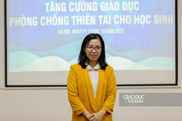 Cô Hà Thị Duyên trong buổi chia sẻ về tăng cường phòng chống thiên tai cho học sinh.