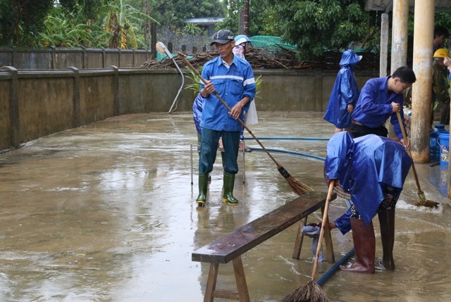 Đội hình thanh niên tình nguyện đang tham gia hỗ trợ người dân khắc phục hậu quả do mưa lũ.