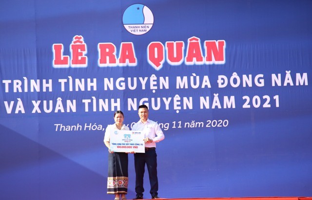 Ban tổ chức tặng nhà công vụ cho trường mầm non Xuân Lẹ (Thường Xuân, Thanh Hóa).