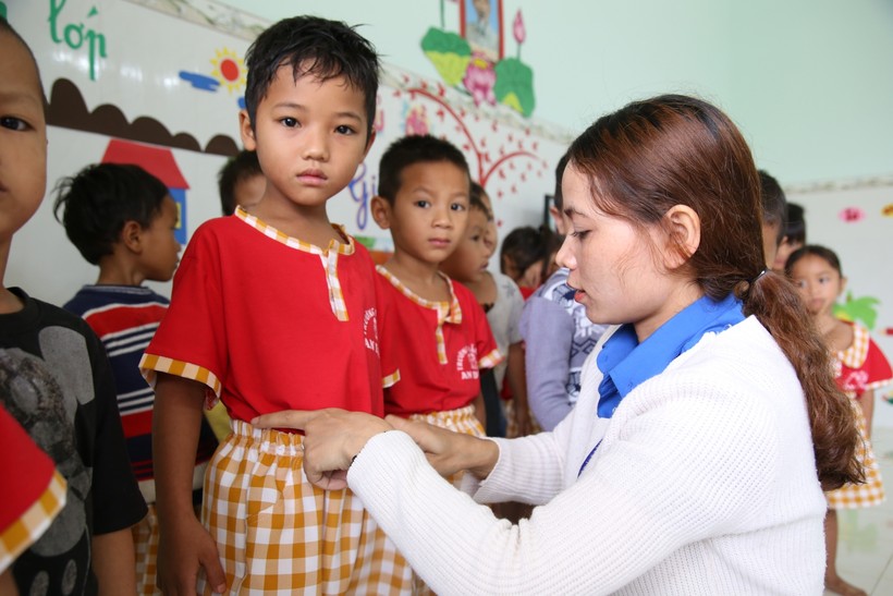Cô Đinh Thị Hồng Linh chăm sóc học trò.