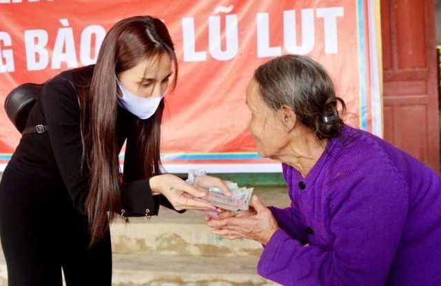 Ca sĩ Thủy Tiên trao tận tay cho bà con miền Trung tiền mặt để khắc phục hậu quả sau lũ.