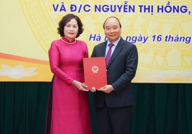 Thủ tướng Nguyễn Xuân Phúc trao Quyết định cho tân Thống đốc Ngân hàng Nhà nước Nguyễn Thị Hồng (Ảnh: VGP).