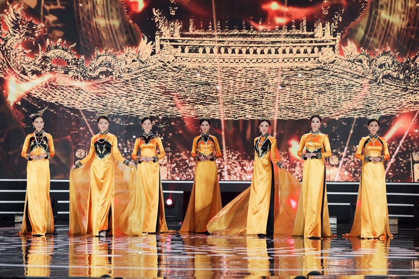 Màn trình diễn áo dài công phu trên sân khấu đêm chung kết.