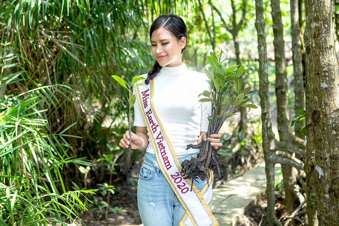 Thái Thị Hoa giới thiệu về rừng ngập mặn Cần Giờ ở Miss Earth. Ảnh: Cao Huy.