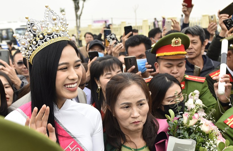 Hoa hậu Đỗ Thị Hà được chào đón nồng nhiệt ở quê nhà.