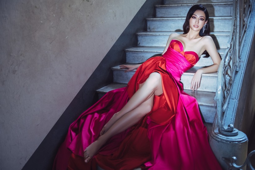 Hoa hậu Lương Thùy Linh đẹp hút mắt khán giả.