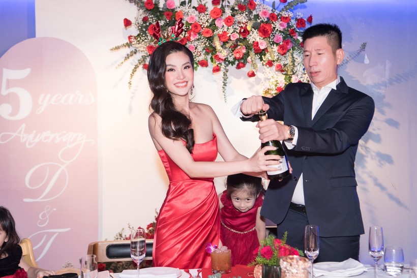 Á hậu Diễm Trang đã tự tay tổ chức tiệc kỷ niệm 5 năm ngày cưới.