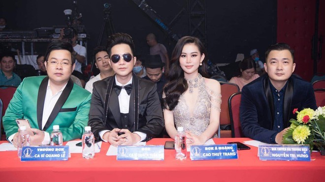 Thành viên ban giám khảo (từ trái sang) gồm: Ca sĩ Quang Lê, ca sĩ Quách Tuấn Du, Cao Thùy Trang, ông N.V.H.
