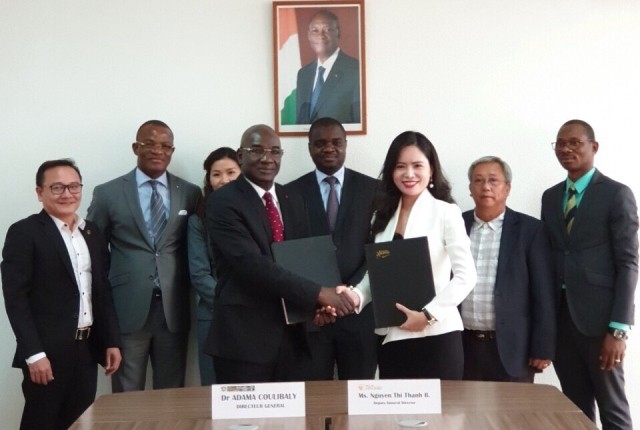 Tổng Giám đốc Hội đồng Bông và Điều Bờ Biển Ngà Coulibaly và Phó Tổng Giám đốc Tập đoàn T&T Group Nguyễn Thị Thanh Bình ký kết thỏa thuận hợp tác chiến lược